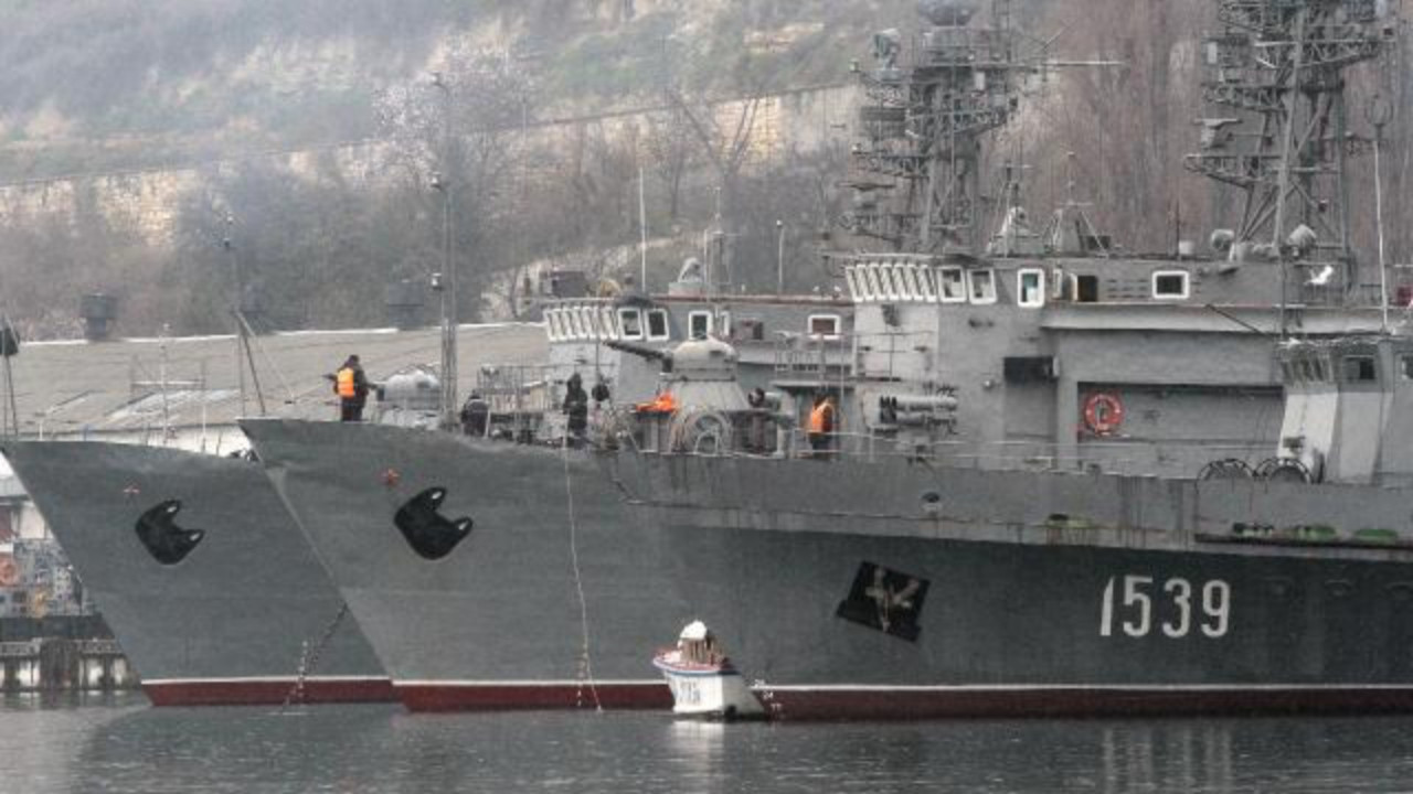 15 Rus savaş gemisi Karadeniz'de!