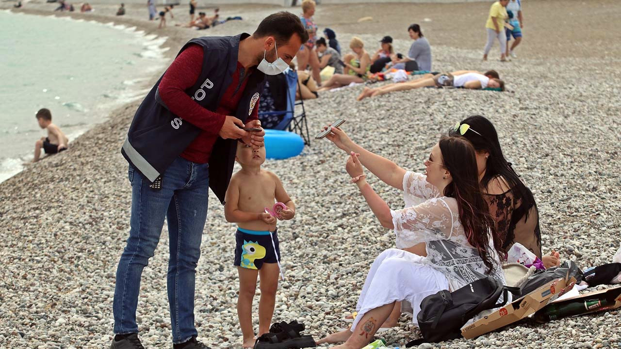 Antalya sahilinde turistler sorgulandı