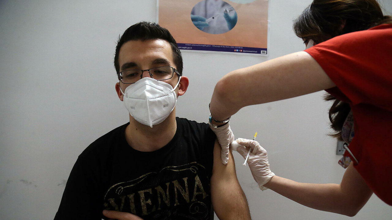 Koronavirüs aşısının salgına etkisi ortaya çıktı: Avrupa'da yarım milyondan fazla can kurtardı