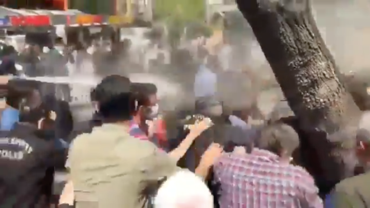İzinsiz 1 Mayıs gösterisine polis müdahalesi