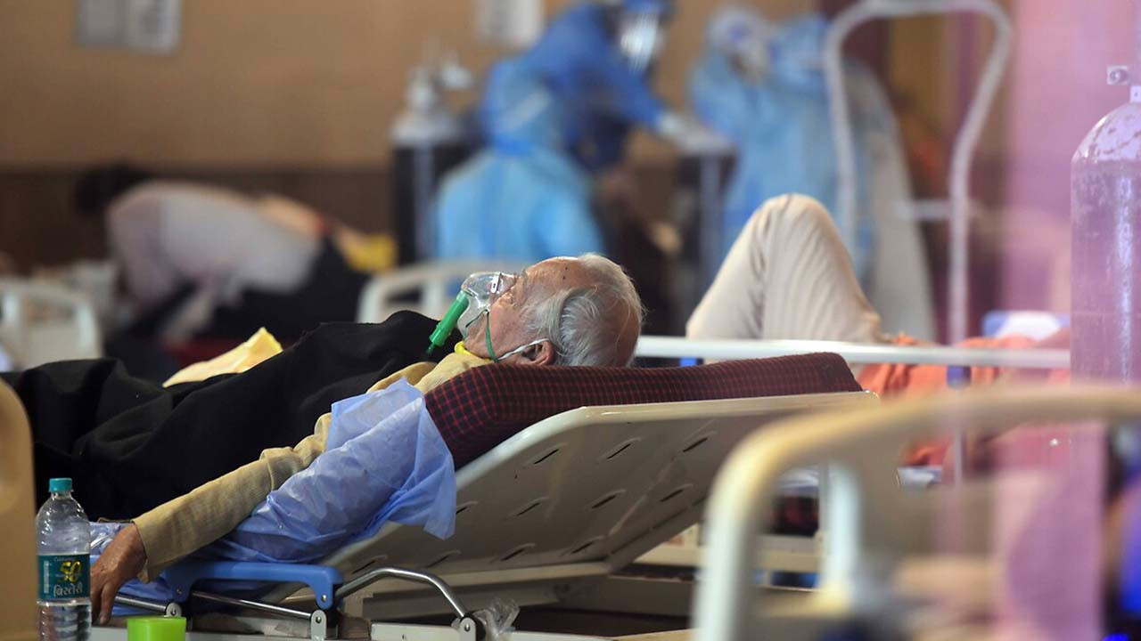 Hollanda'da solunum cihazına bağlı iki koronavirüs hastası öldü