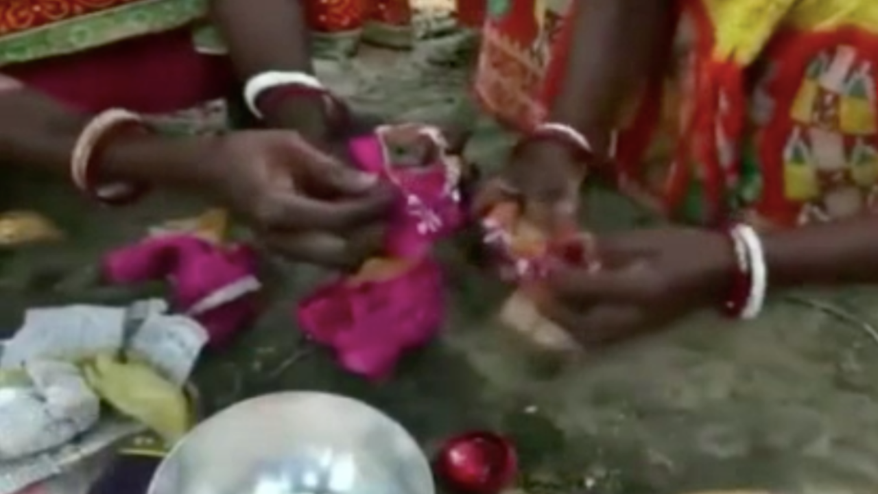 Koronadan kırılan Hindistan'da kurbağa düğünü