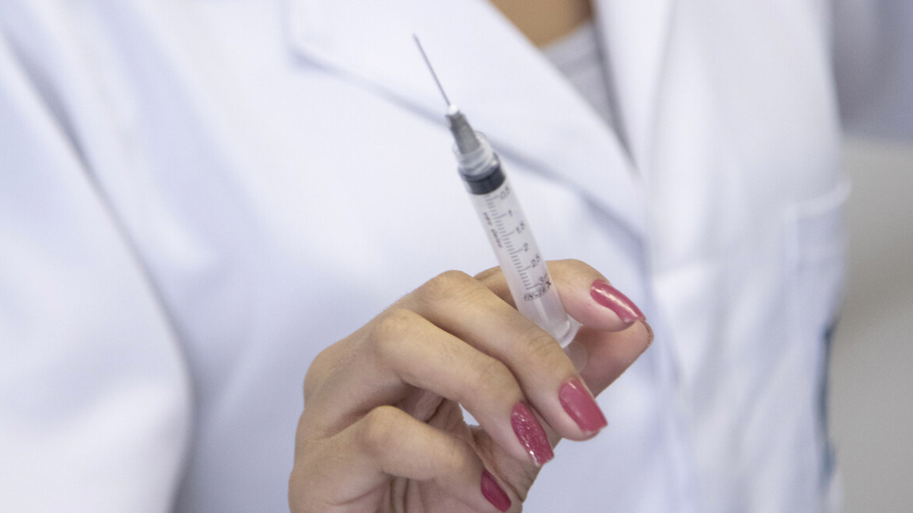 İki doz koronavirüs aşısı olanlar 'HES' uygulaması üzerinden "aşı kimliği" alabilecek