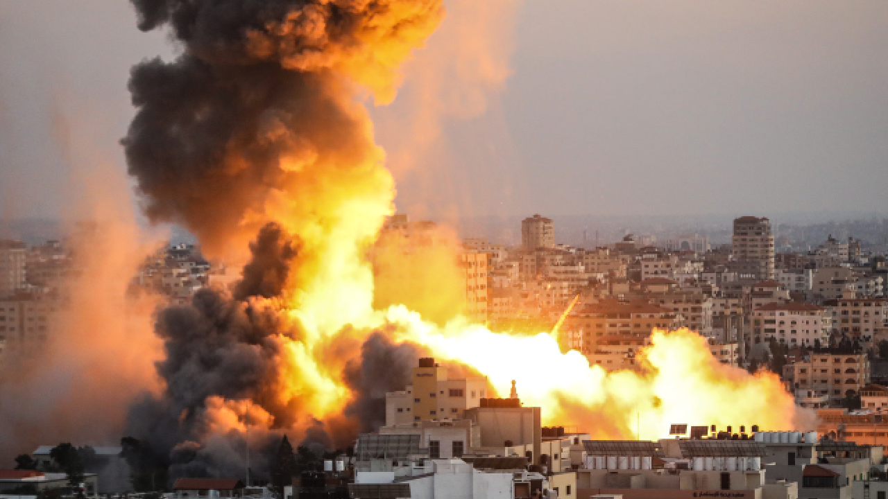 İsrail savaş uçakları İçişleri Bakanlığı'nın binasını bombaladı