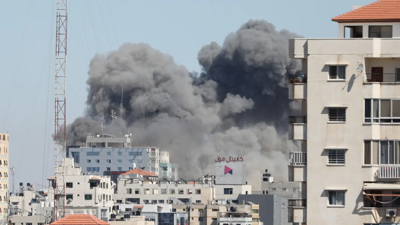 İsrail medya binasını vurdu