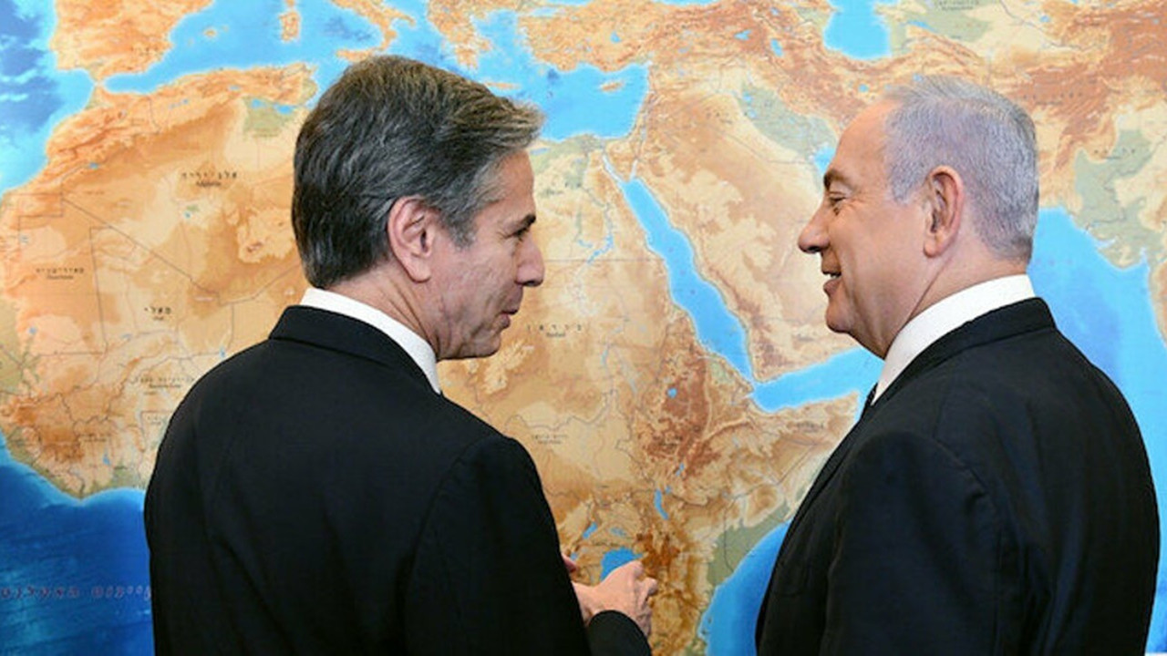Netanyahu ile Orta Doğu haritası önünde  poz