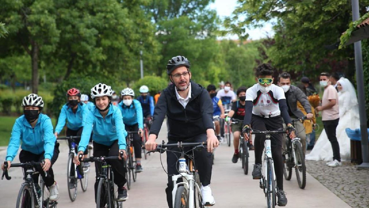 Bakan Kasapoğlu hem pedalladı, hem kampanya başlattı