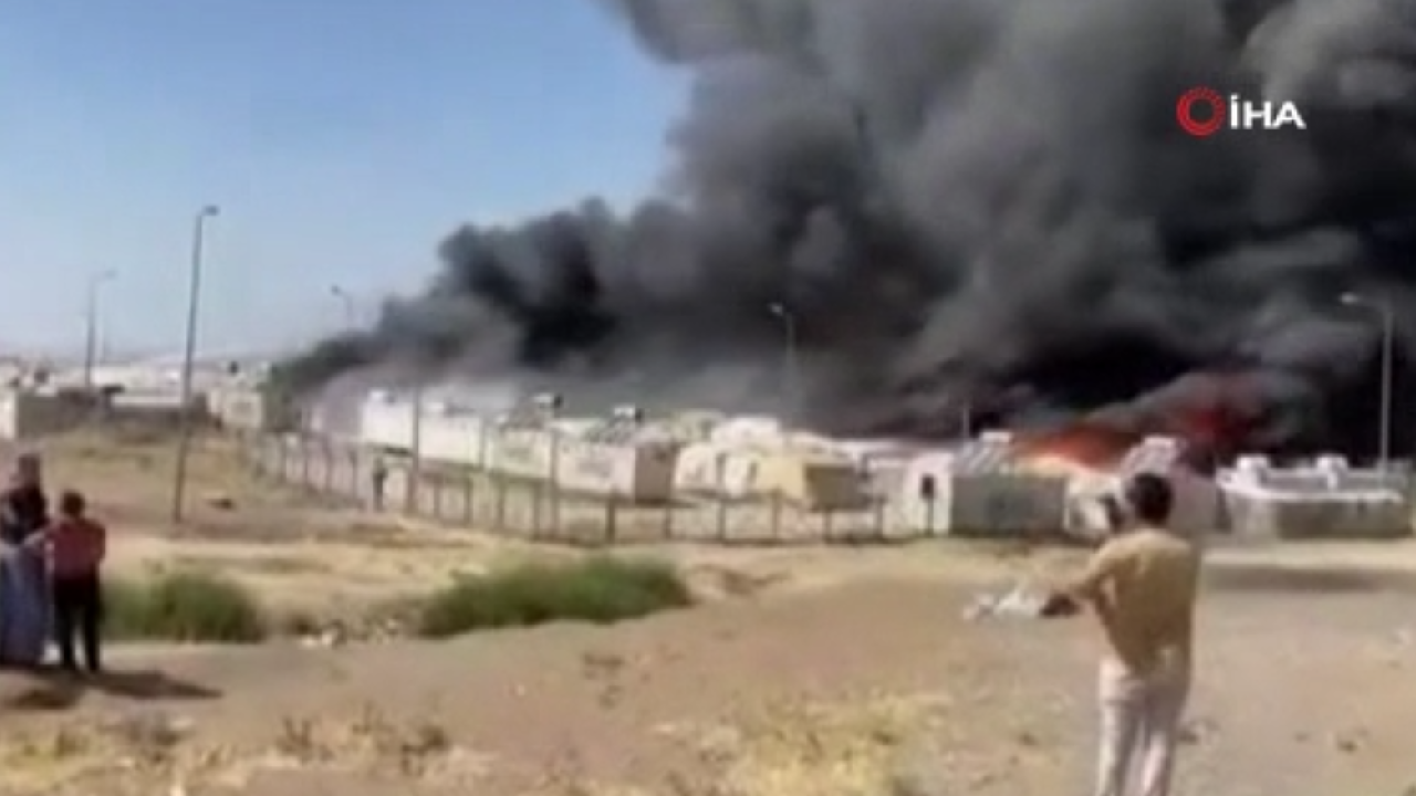 Göçmen kampında yangın çıktı! 400 çadır kül oldu
