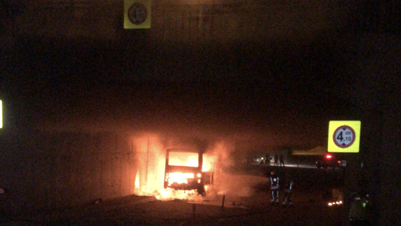 Topkapı köprüsünün altındaki minibüs alev alev yandı