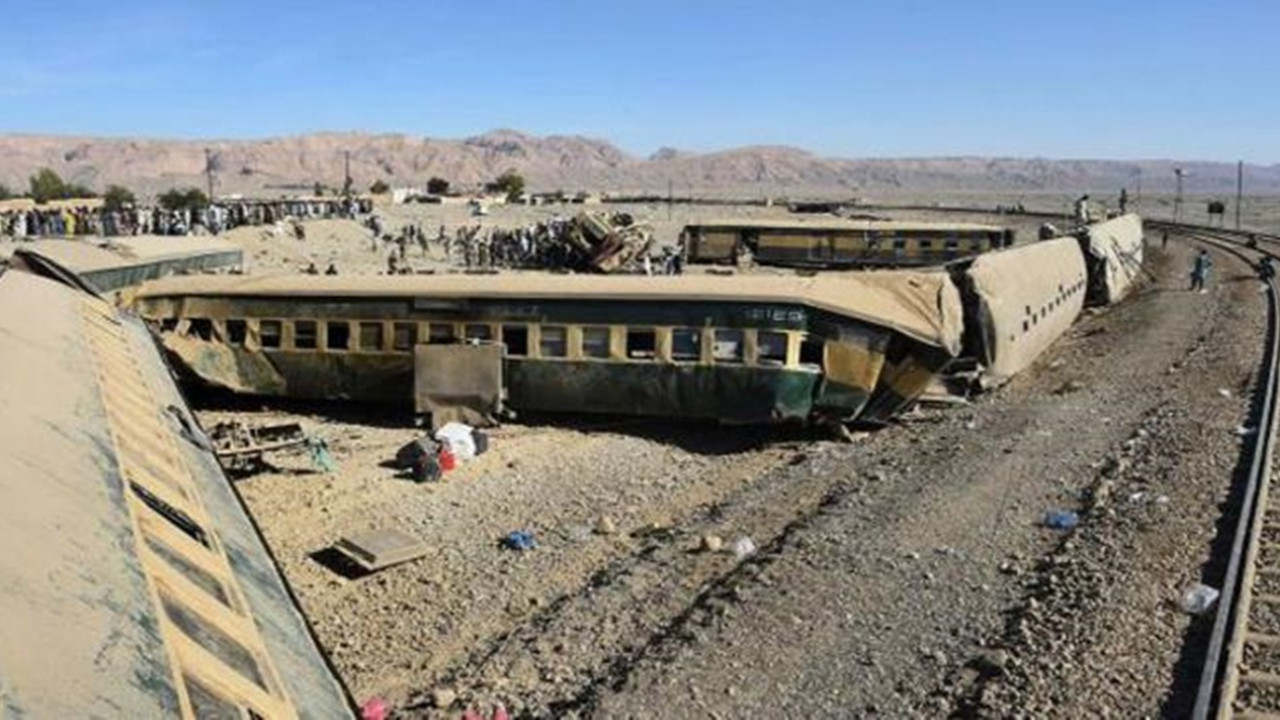 Pakistan'da iki tren kafa kafaya çarpıştı! 30 ölü, 50 yaralı var...