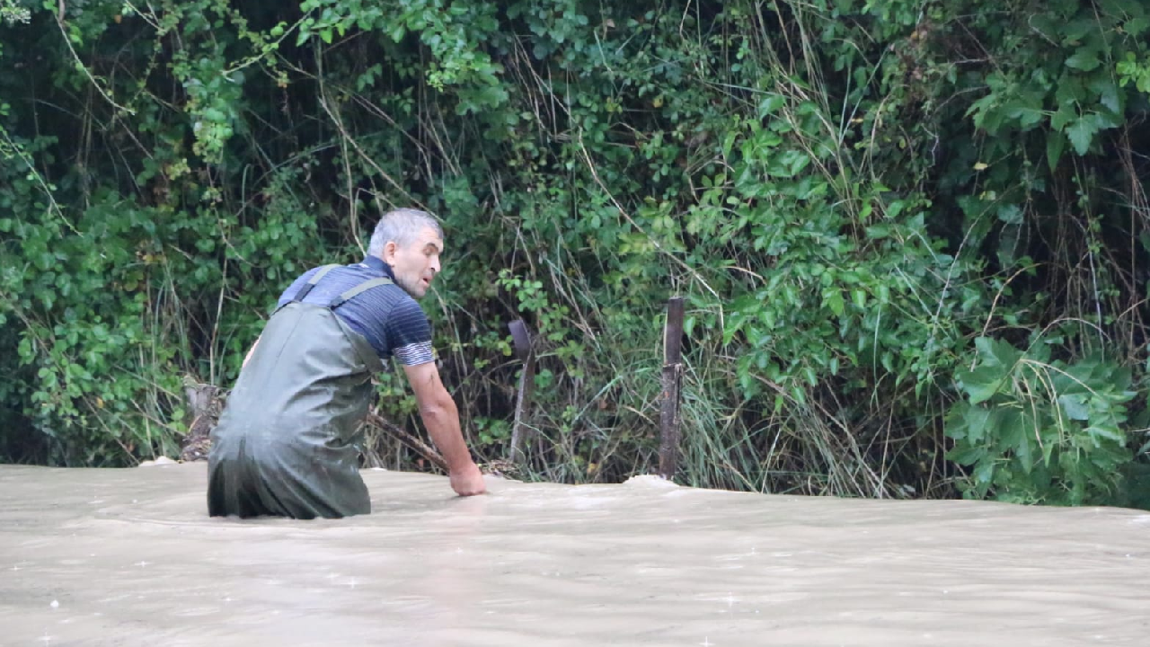 Kozan’da sel felaketi! Tesislerdeki binlerce balık kayboldu