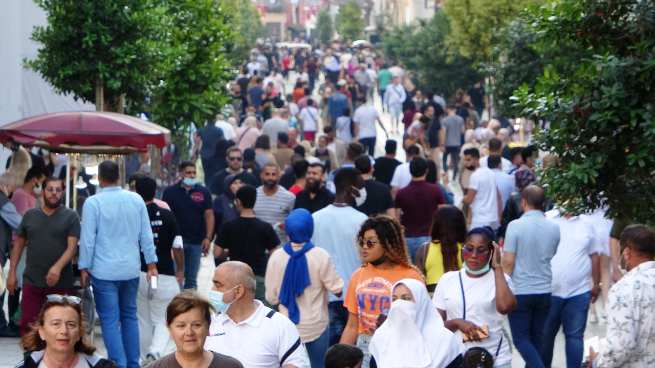 Turistler İstiklal Caddesi'ni doldurdu