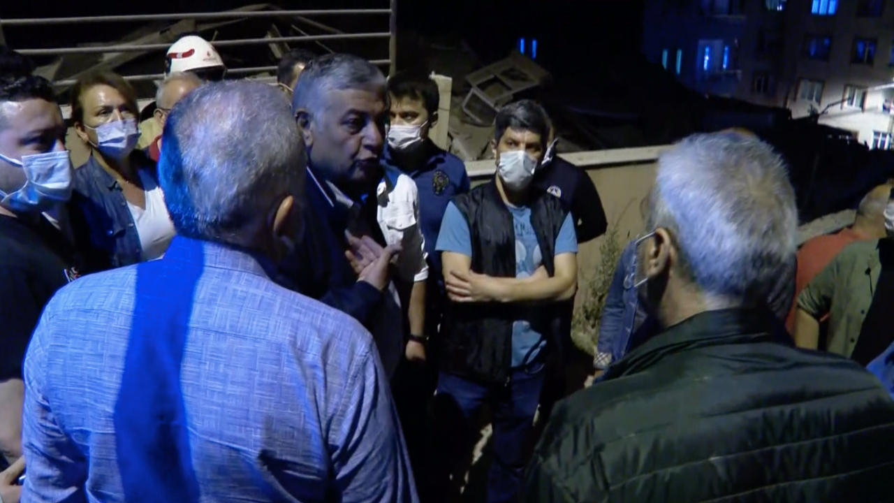 Çöken binayı görmeye gelen CHP'li başkana tepki