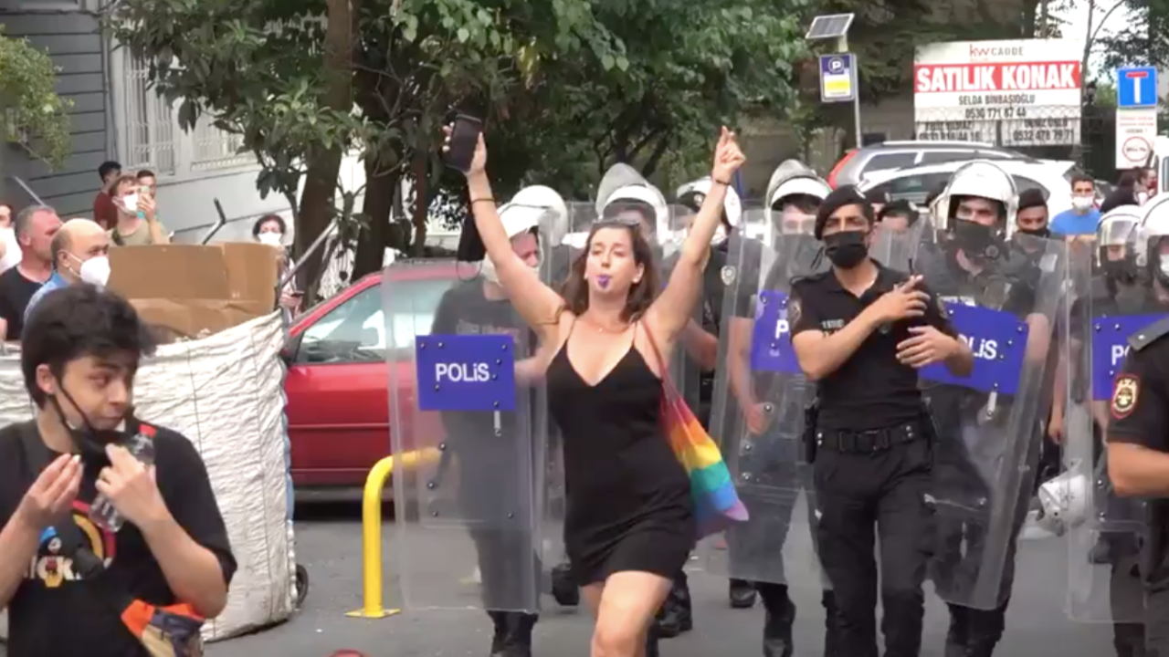 Alman sanatçıdan İstanbul'daki LGBTİ yürüyüşünde tepki çeken hareketler