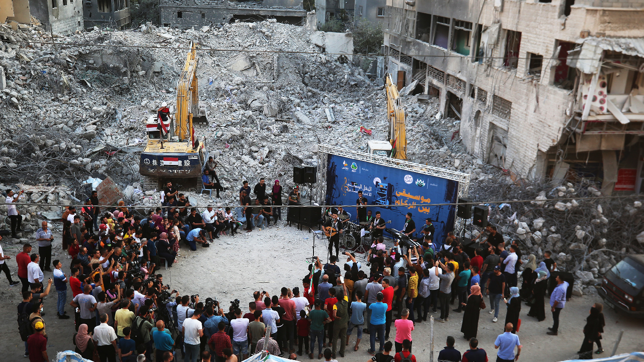 Gazze'deki el-Şuruk kulesi enkazında konser