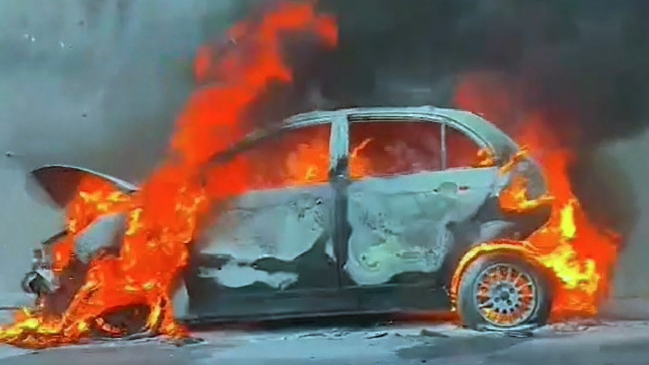 Seyir halindeki otomobil alev alev yanmaya başladı!