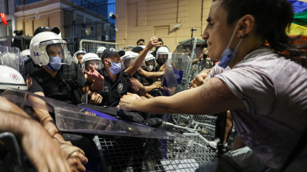 İstanbul Sözleşmesi yürüyüşünde arbede çıktı! Barikatlara tırmandılar