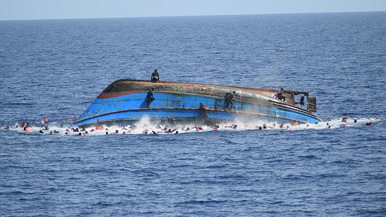 Tunus açıklarında göçmen gemisi battı! Çok sayıda can kaybı var...