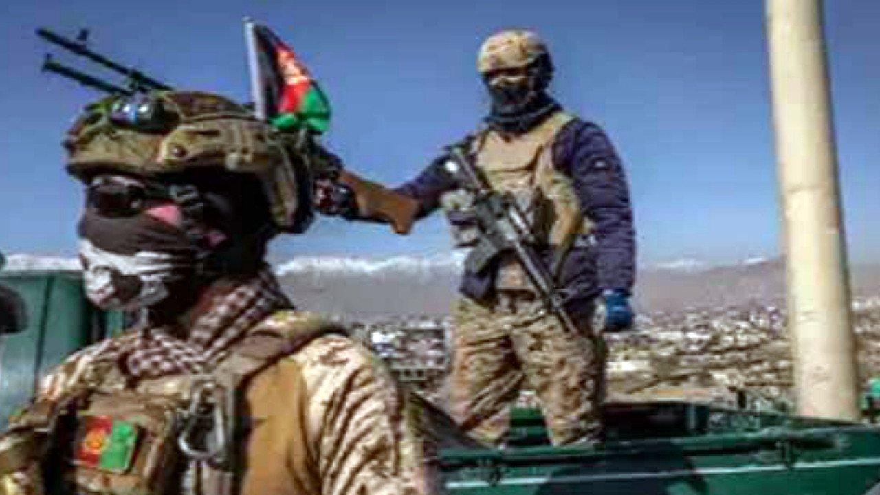 Afgan askerler canını zor kurtardı: 1037 asker Tacikistan'a kaçtı!
