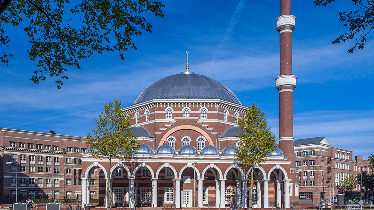 Amsterdam'da Ayasofya Camisi'nin camlarını bira şişeleriyle kırdılar!