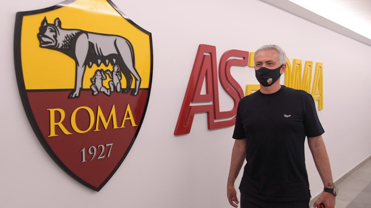 AS Roma'nın yeni teknik direktörü Jose Mourinho'ya imza töreninde Dzeko sorusu...