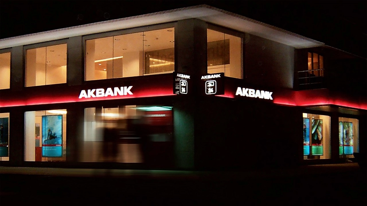 Akbank'tan sistem arızası sonrası yeni karar: Çalışanlar sert tepki gösterdi