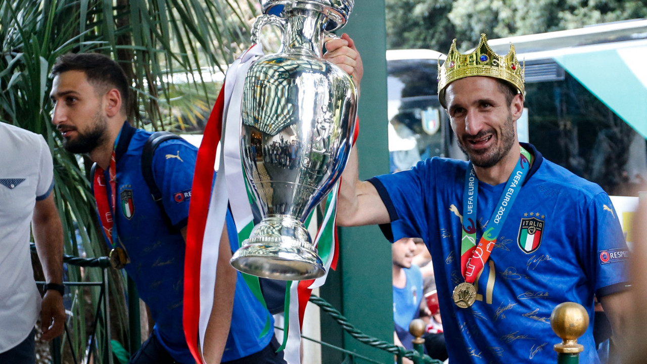 EURO 2020 şampiyonu İtalya, Roma'ya kupayla döndü... Giorgio Chiellini efsaneler arasında