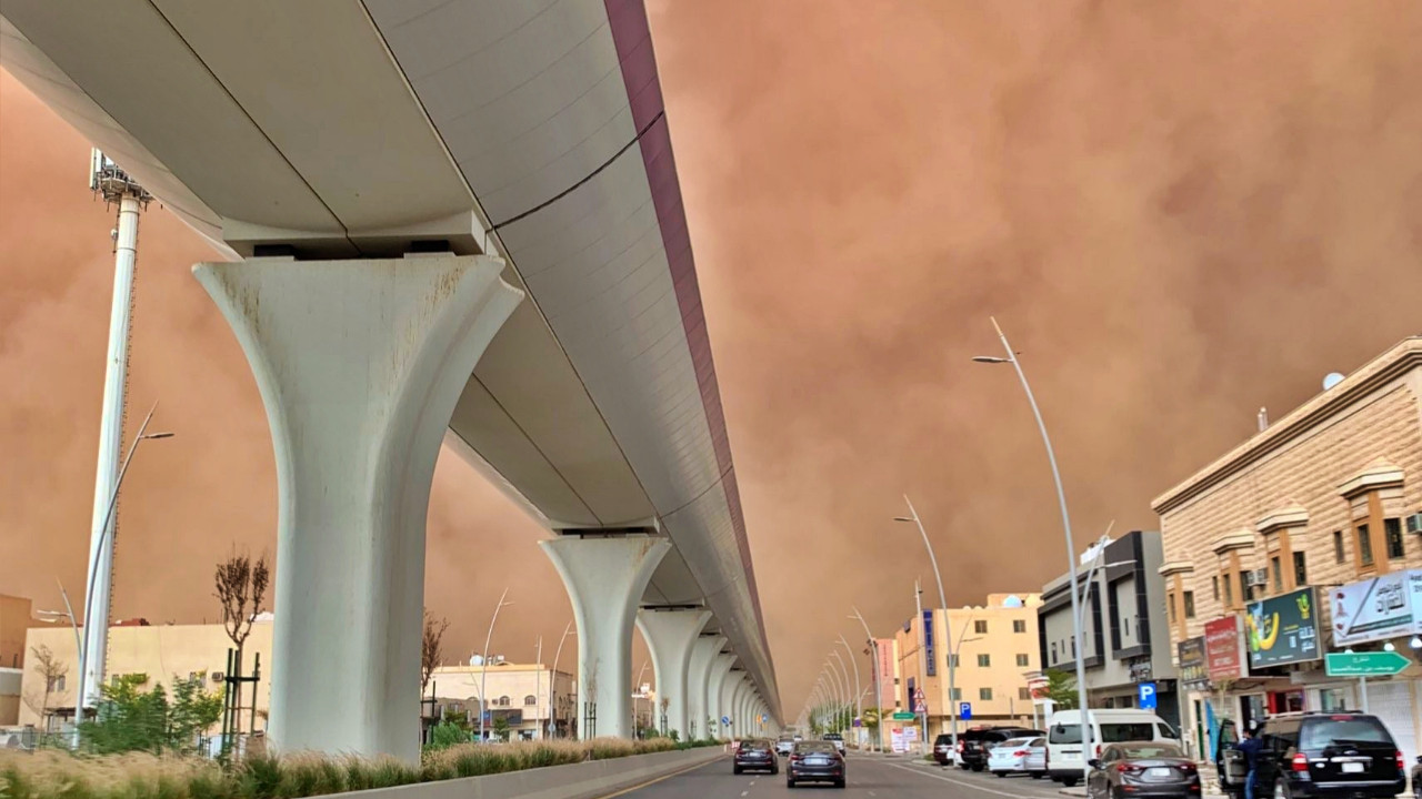 Suudi Arabistan'da gök gürültülü dolu sağanaklı kum fırtınası!