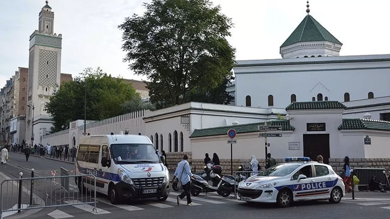 Fransa'da Müslümanlara yönelik tepki çeken bir karar daha: Bakan, imamların görevine son verdi