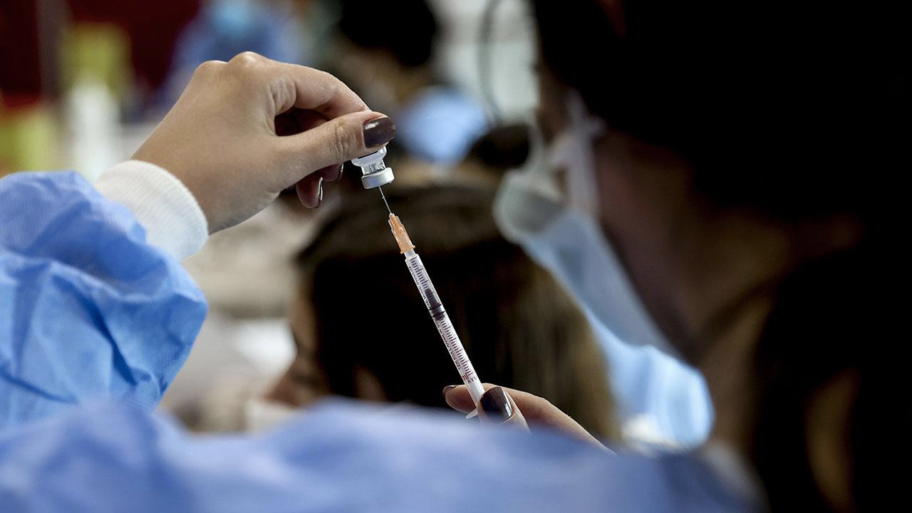 BioNTech CEO'su Prof. Dr. Şahin o araştırmayı doğruladı: Aşının bağışıklığı düşüyor