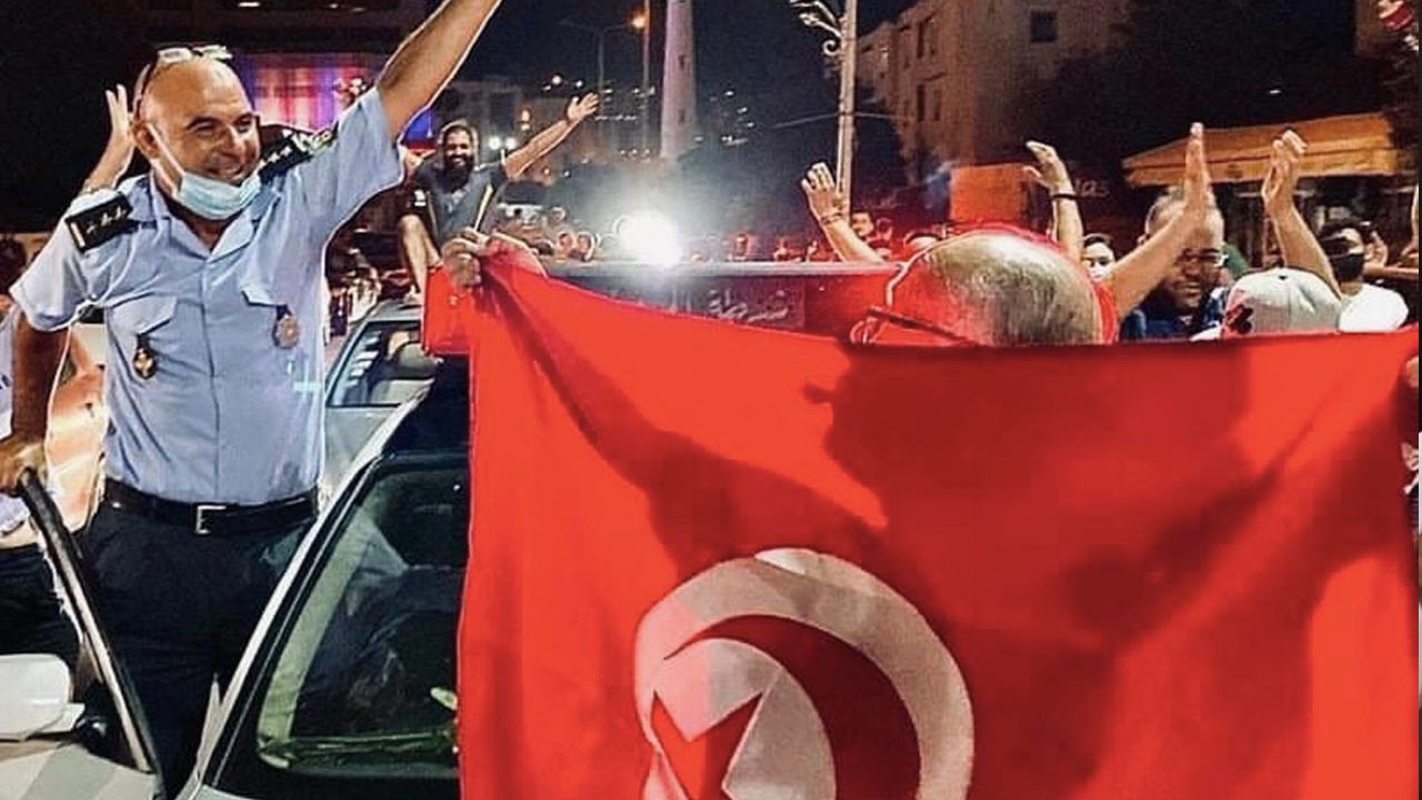 Tunus darbesini kınamak bir yana, kutlama fotoğrafı paylaştı