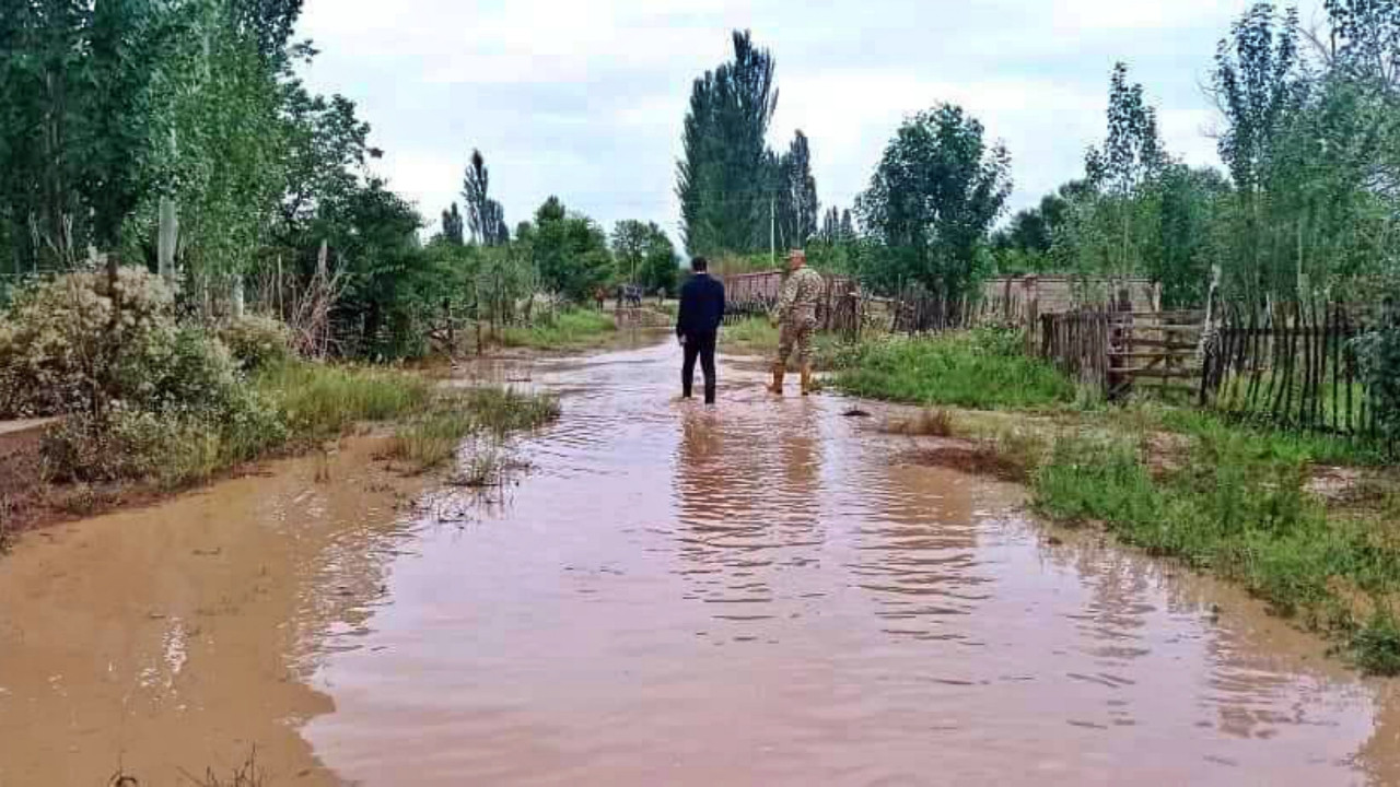 Kırgızistan'ı sel vurdu! 100'e yakın ev sular altında kaldı!