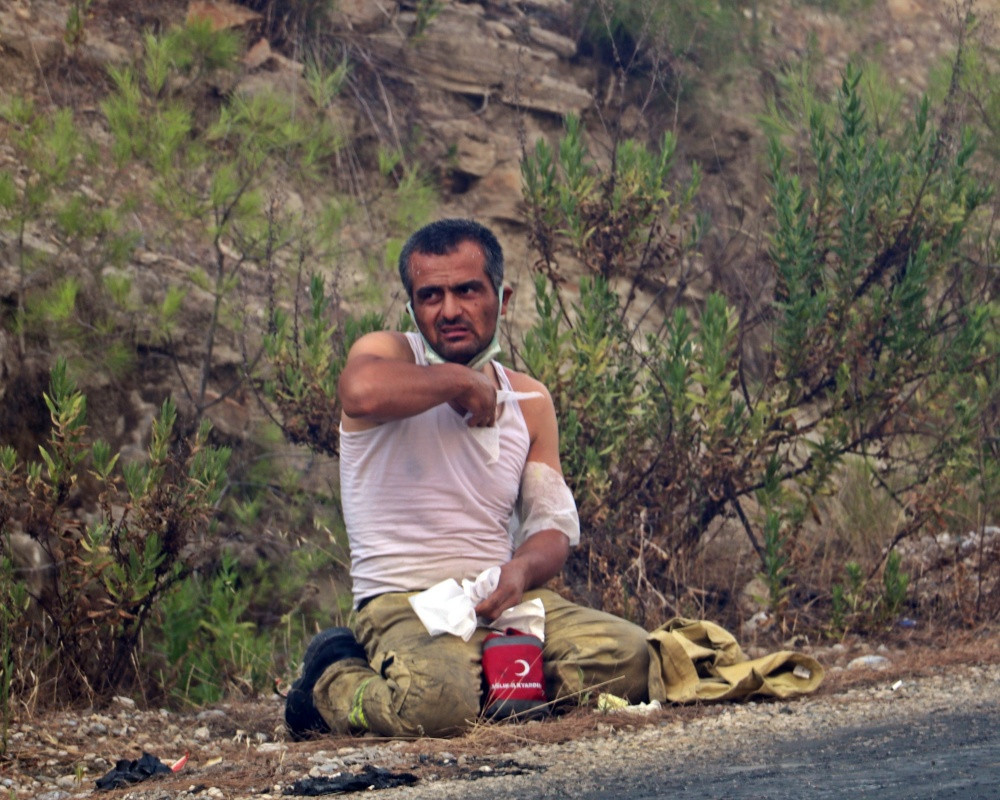 Antalya Manavgat&#39;ta orman işçisi yarasını sarıp, yangınla mücadeleye devam  etti