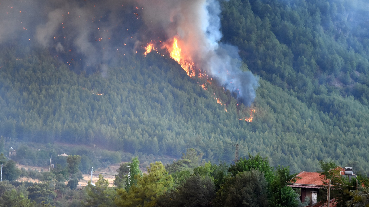 Köyceğiz’deki orman yangını sürüyor! 5 mahalle tahliye edildi