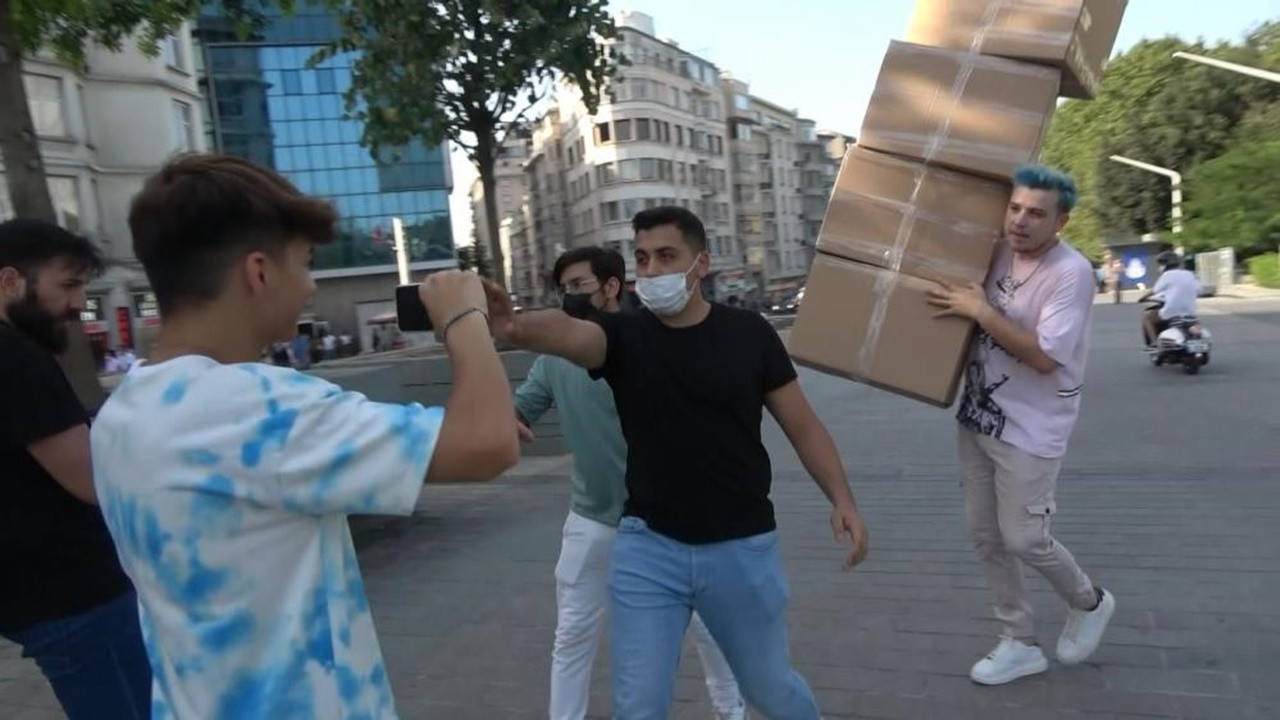 TikTok fenomeni, Taksim Meydanı'nda yaptığı şaka ile tepki çekti