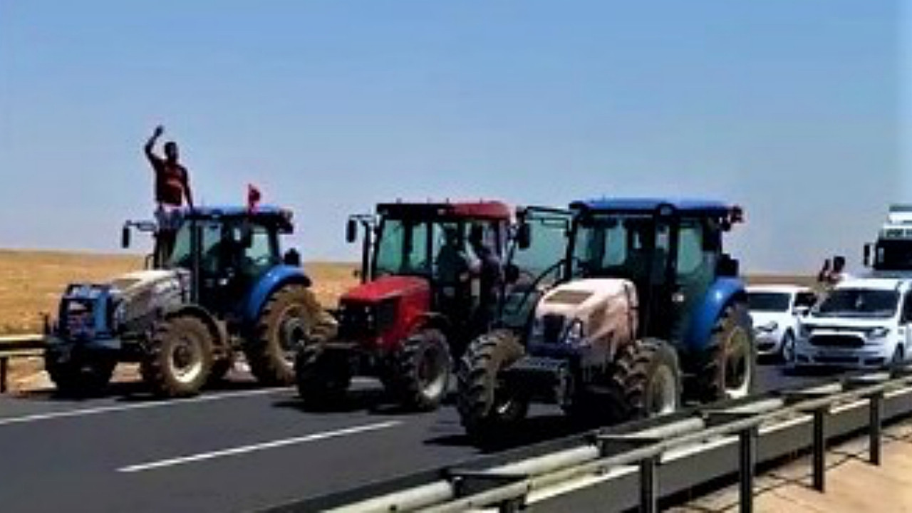 Yüzlerce çiftçi traktörleriyle karayolunu kapattı!