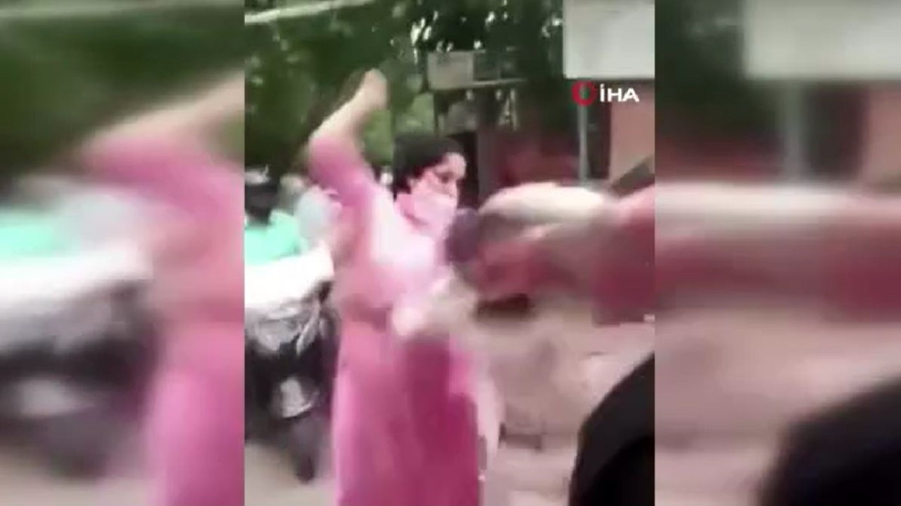Maske takmayan iki kadın, ceza yazmak isteyen görevliyi tekme tokat dövdü