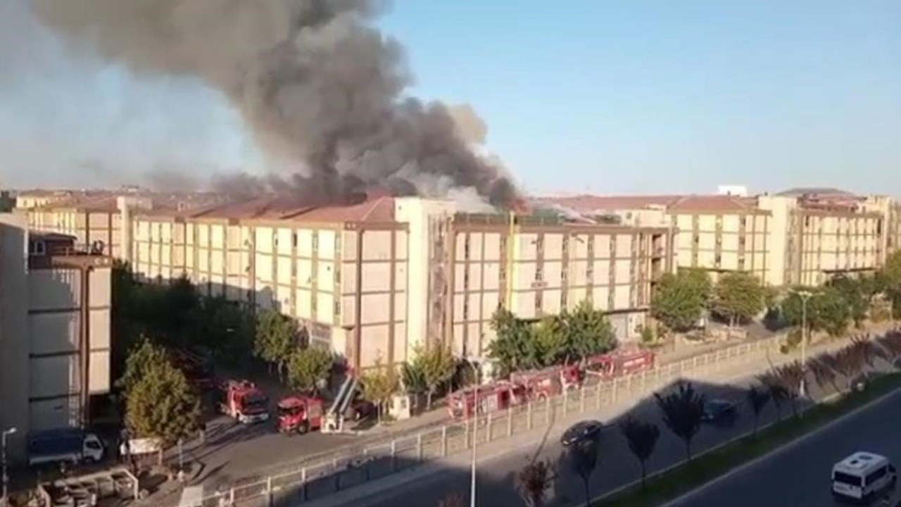 Başakşehir’de 5 katlı işyerinin çatısında korkutan yangın