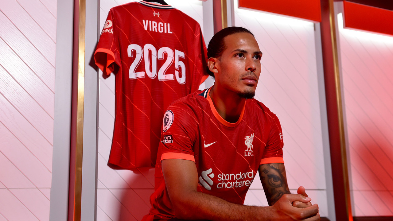 Liverpool, Hollandalı stoper Virgil van Dijk'ın sözleşmesini 2025'e kadar uzattı