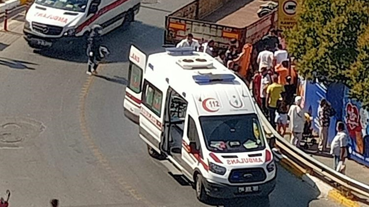 Sultanbeyli'de feci kaza! 2 çocuk ile kadın, tır ile bariyer arasına sıkıştı
