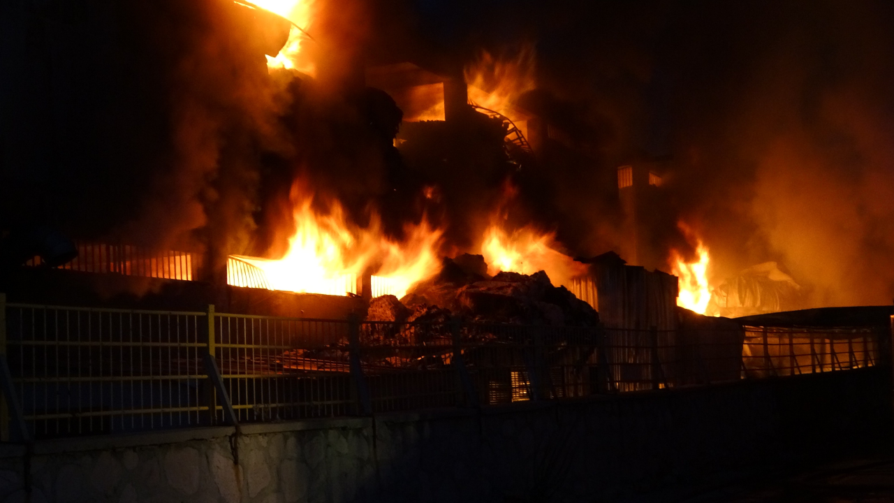 Tekstil fabrikasında yangın! Alevler 7 saattir söndürülemiyor