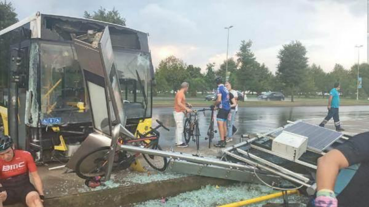 İETT otobüsü bisikletlilere çarptı! 4 kişi yaralandı...