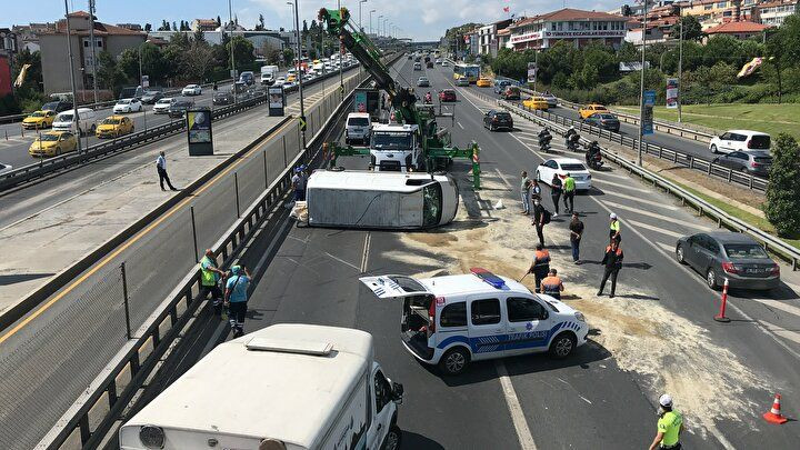 İstanbul'da trafiği kilitleyen olay: Otomobili bırakıp kaçtılar! - Sayfa 3