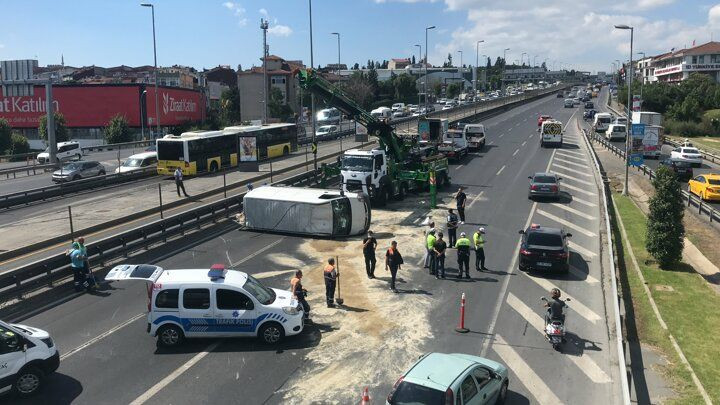 İstanbul'da trafiği kilitleyen olay: Otomobili bırakıp kaçtılar! - Sayfa 4
