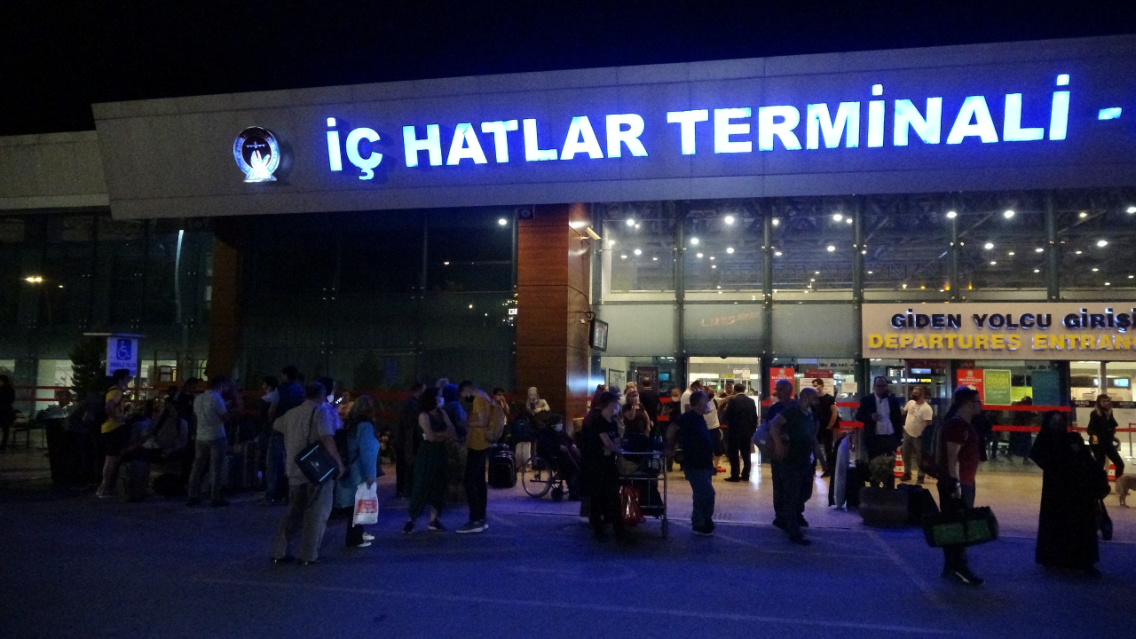 Trabzon Havalimanı uçuş trafiğine kapatıldı, yoğunluk oluştu