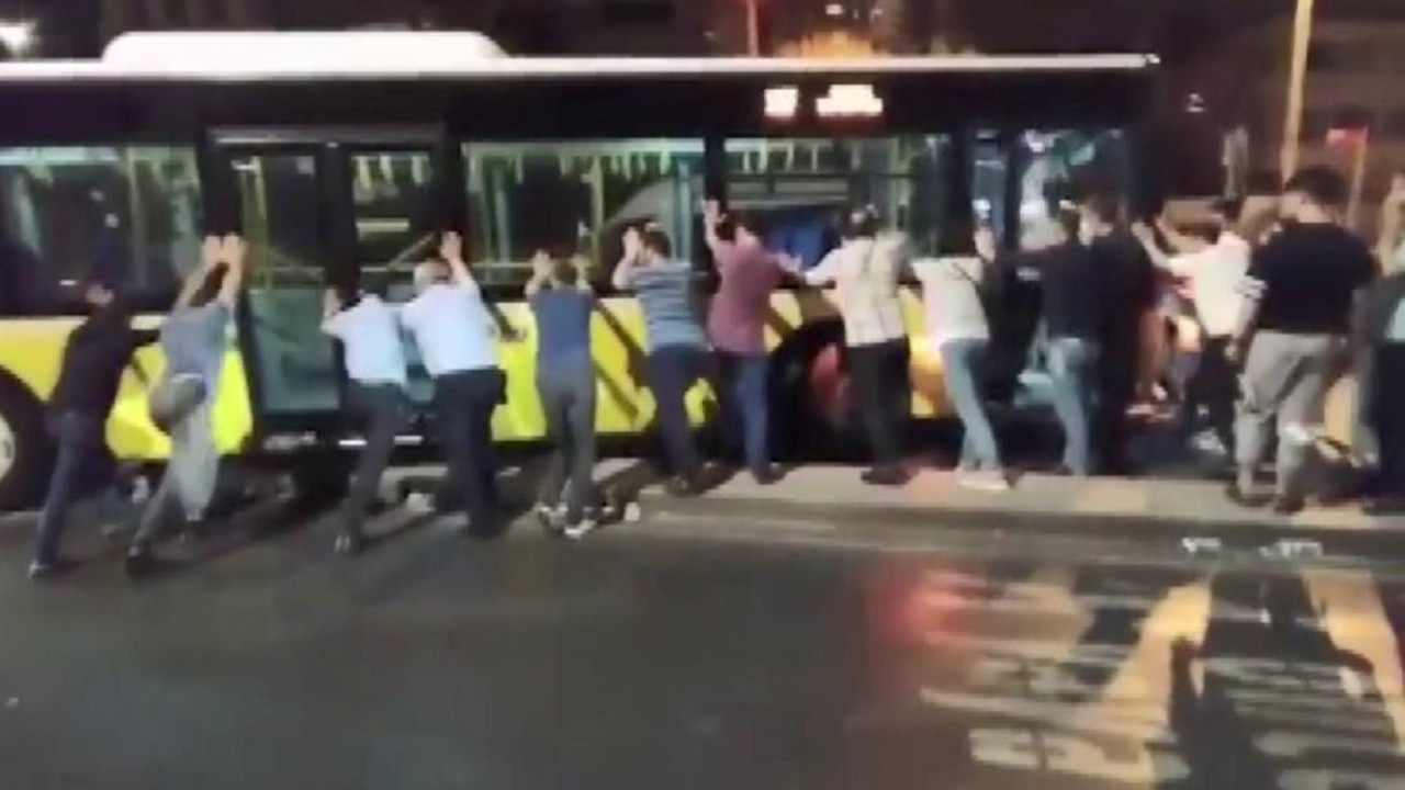 İETT otobüsü refüjde asılı kaldı... Vatandaşlar kurtarmaya çalıştı!