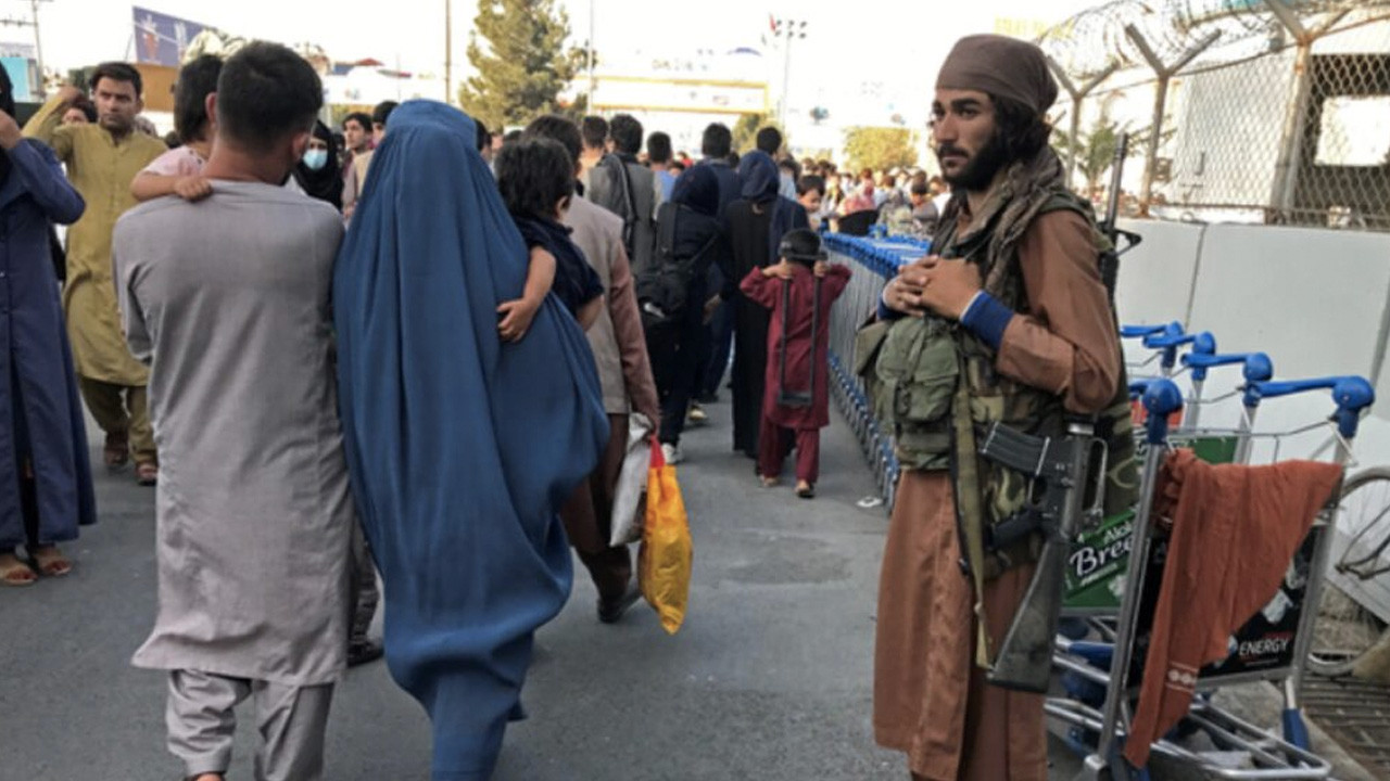 Taliban resmen duyurdu: Müzik yasak, kadınlara seyahat kısıtlamaları gelecek