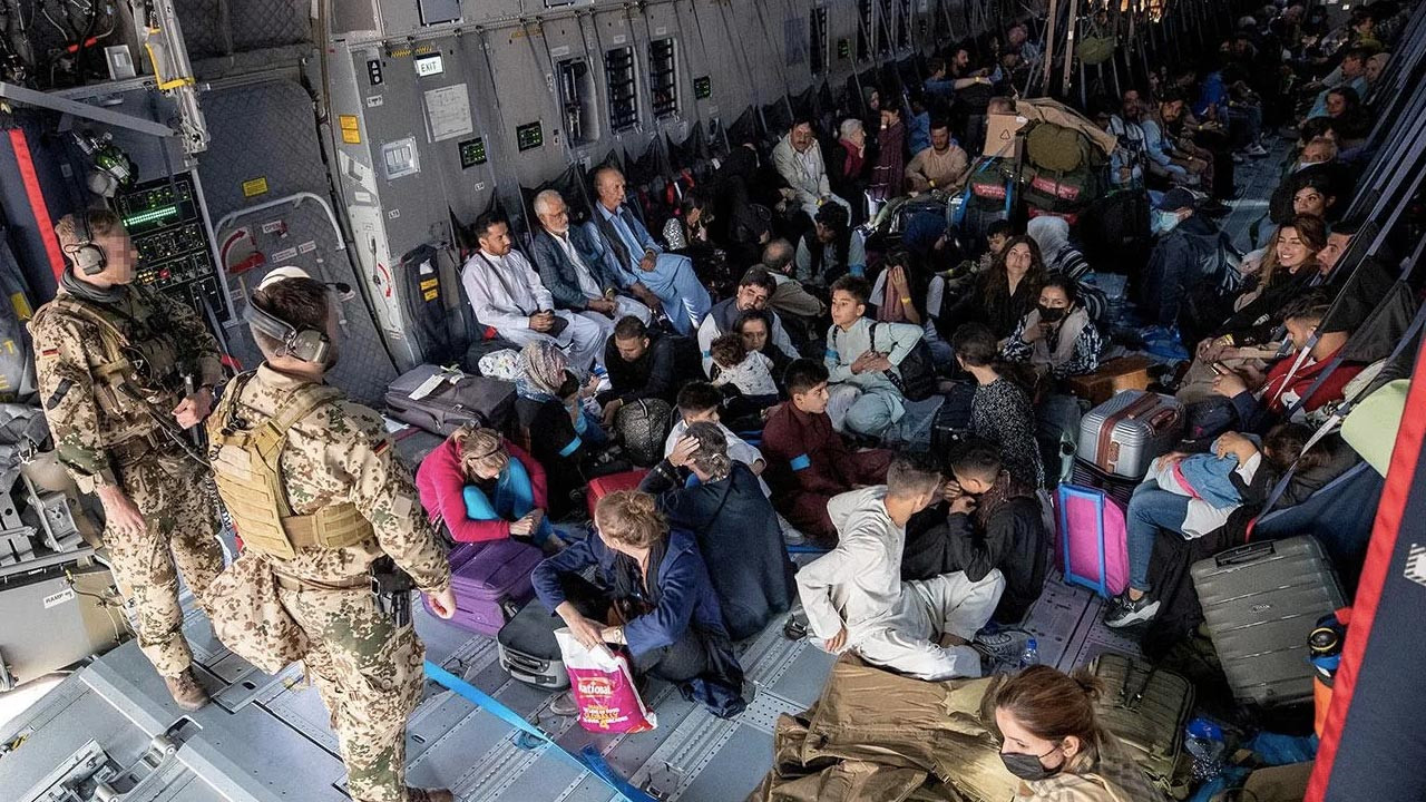 ABD, tahliye ettiği Afganları nereye götürdü? 20 saat aç ve susuz bıraktılar