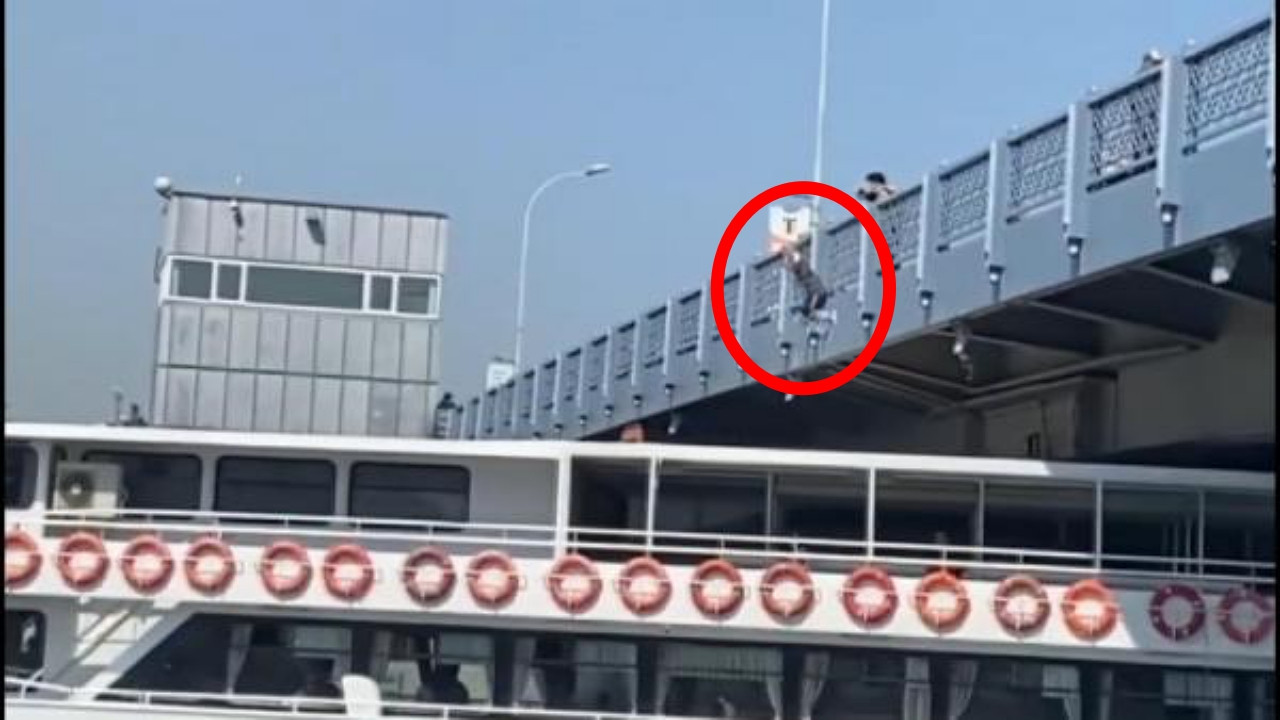 Youtube fenomeni Galata Köprüsü’nden geminin üstüne atladı! Saniye saniye kamerada...