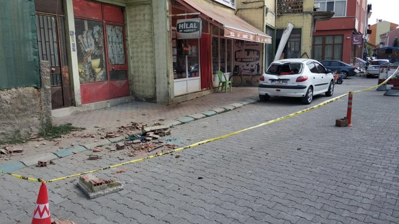 Kütahya'daki deprem anı güvenlik kamerasında! Vatandaşlar böyle kaçtı...